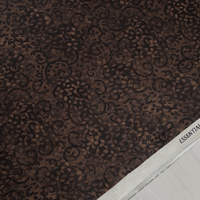 фото  ткань для пэчворка dark chocolate scroll